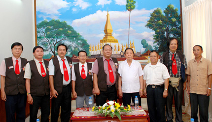 Đồng chí Sisavat KeoBunPhăn chụp ảnh lưu niệm cùng đoàn Chu Việt
